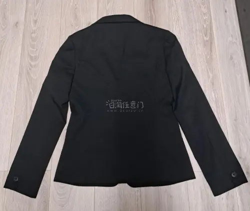 这次在平台淘到两件超满意的日系单品，洋服青山黑色西装套裙版型利落修身，面料垂顺质感扎实，面试、正式场合穿都很得体。配套入的Precious白衬衫自带精致蝴蝶结领，面料细腻不廉价，搭配西装温柔又端庄。包装完好无破损，物流清关流程清晰，客服答疑耐心，海淘体验特别省心，两...