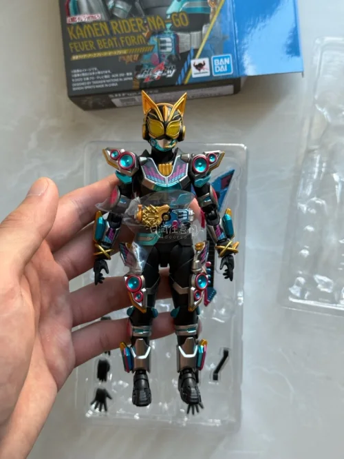这次淘到了一个二手的假面骑士娜猫，这个成色非常的好，还带了腰膜盒子也非常的完好无损，像是新的一样，不错