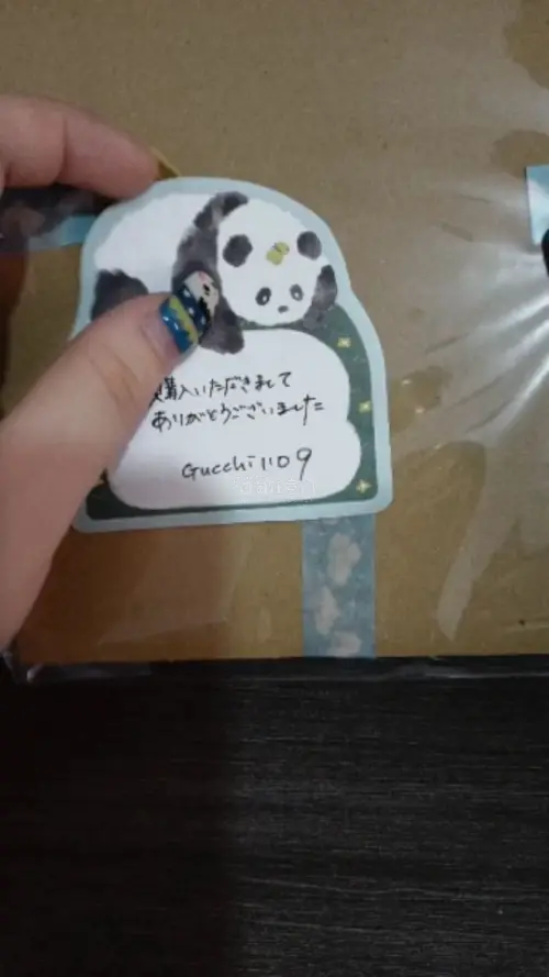 这次在挖煤姬代切购入的纸片周边和谷子已经顺利收到啦，卖家包装很用心，还附赠了手写感谢小卡片。仓库加固打包到位，纸片没有折损，物流全程可追踪，合箱仓储也很方便，新手日淘切谷体验很不错。