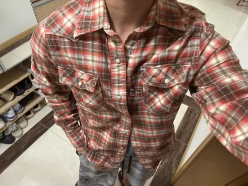 这次买的这个古着衬衫相当的满意。因为这个款式很难找的，相对的制作工艺也非常复杂，所以这次买到计算器会觉得是超值的购物体验。包装也很好。