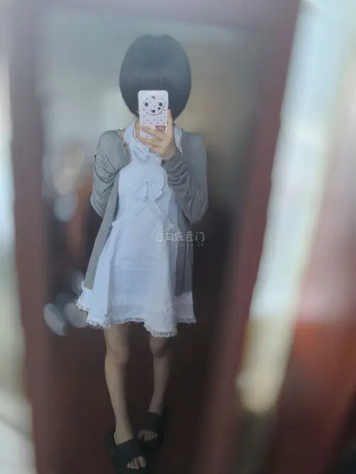 这次淘到了八件喜欢的裙子，每一件都很可爱精致，因为实在心急难耐选择的是航空件，比起海运速度真的是next level，一个星期左右就到我手上了，不过包裹倒是一如既往包装的非常好，中等型号的小箱子塞的满满当当不留一丝空隙，向打包的工作人员点赞～