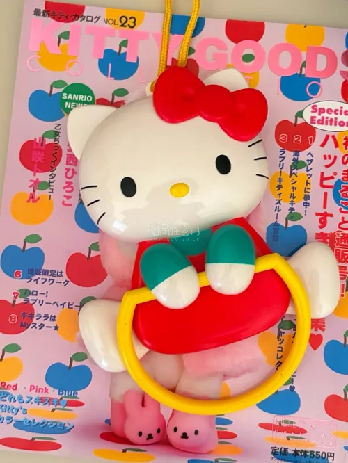期待已久的Hello Kitty中古毛巾挂安全送达！经典昭和造型颜值超高，成色很不错，细节完整。卖家包装用心，挖煤姬代拍、运输都很顺利。终于收集到心仪藏品，是一次非常愉快的海淘体验，强烈推荐！