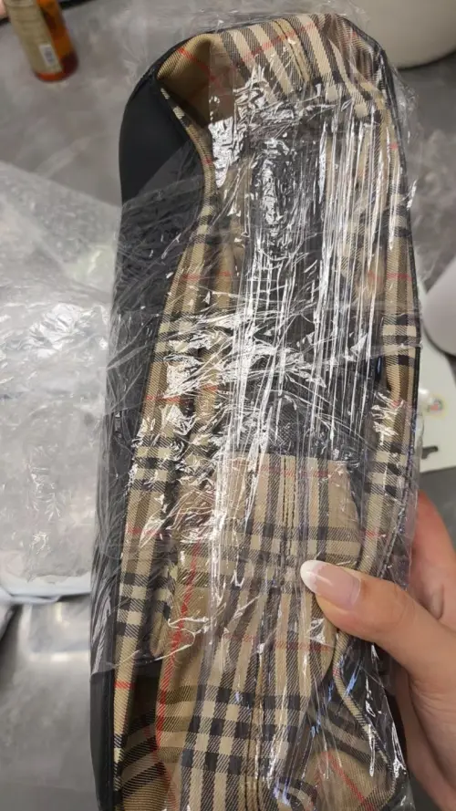 《海淘巴宝莉包到货》
今天，我海淘的巴宝莉包终于到啦！当快递员把包裹送到我手中时，我的心都快飞起来了。我迫不及待地拆开包装，一个精致的巴宝莉包呈现在眼前。它的设计经典又时尚，质感细腻，每一处细节都彰显着品牌的高品质。我轻轻抚摸着包包，仿佛拥有了一件珍贵的艺术品。想象...