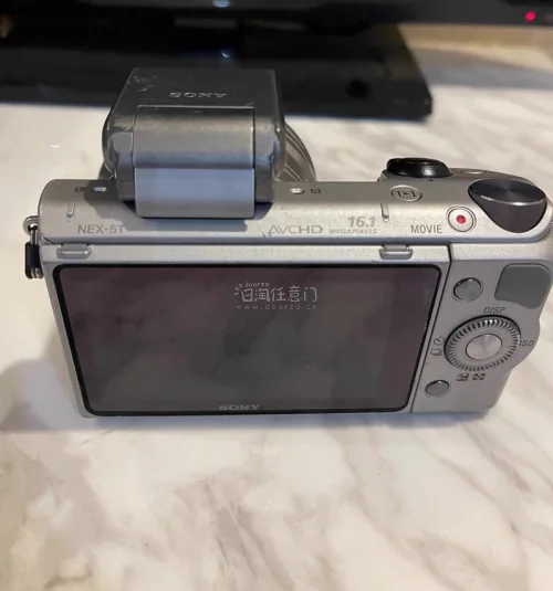 橙色还不错的sonynex5 挖煤姬真的捡漏神器，国内溢价很高的日系复古卡片机，海淘轻轻松松蹲到成色完好机子。 走日本邮政邮寄全程物流可追踪，清关顺畅省心，五台相机合单打包转运超省事，运费活动力度大，性价比拉满，客服响应及时