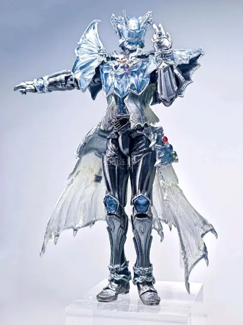 SIC假面骑士巫骑延续系列独有的魔改风格，跳出原作造型，塑造出充满奇幻气息的魔法剑士形象。盔甲纹理刻画细腻，披风带有复古图腾纹路，透明件点缀恰到好处，氛围感十足。配件丰富，配有魔法师剑枪、多组替换手型，还可搭配迦楼罗组件拓展造型，摆拍可塑性极强。整体涂装质感优秀，美...