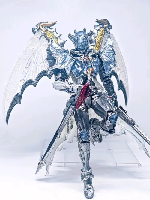 SIC假面骑士巫骑延续系列独有的魔改风格，跳出原作造型，塑造出充满奇幻气息的魔法剑士形象。盔甲纹理刻画细腻，披风带有复古图腾纹路，透明件点缀恰到好处，氛围感十足。配件丰富，配有魔法师剑枪、多组替换手型，还可搭配迦楼罗组件拓展造型，摆拍可塑性极强。整体涂装质感优秀，美...