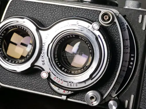 美能达Minolta Autocord大字L型测光版，精工mx500速快门，众多版本中机械结构最扎实的一版，测光存活，带原厂全金属镜头盖，机身有岁月痕迹，实用机器。

拍摄头微灰无霉无雾镀膜完整，取景头后组边缘有轻微点状脱膜，不影响取景。取景器为原厂增亮屏。

对焦...