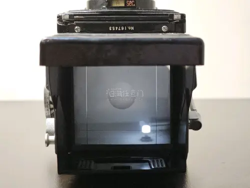 美能达Minolta Autocord大字L型测光版，精工mx500速快门，众多版本中机械结构最扎实的一版，测光存活，带原厂全金属镜头盖，机身有岁月痕迹，实用机器。

拍摄头微灰无霉无雾镀膜完整，取景头后组边缘有轻微点状脱膜，不影响取景。取景器为原厂增亮屏。

对焦...