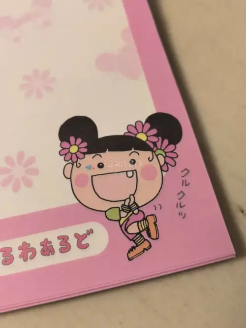 在挖煤姬淘古早便签真的很省心！一键翻译加全中文界面，下单丝滑不折腾。最满意的是打包，气泡膜裹得超厚实，便签到手完好无损、没有折痕。物流和价格也都挺给力，性价比很高，以后淘古早纸品就认准这里了！
这次收到这本日式卡通风格的便签本，封面以白色为底色，四周环绕着色彩鲜亮的...