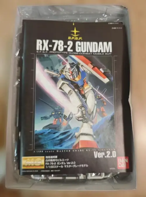 全身骨架高度还原初代设定，胸部、胯部、腿部大量液压杆、管线分件，拆开外甲后机械细节饱满，是早期MG内构天花板，兼具拼装乐趣与展示价值；腿部、躯干分段骨架结构，可动依托扎实骨架支撑。
 优秀可动表现。肩、肘、髋、膝均采用双段关节，腿部前后踢、侧踢幅度充足，弯腰、转腰角...