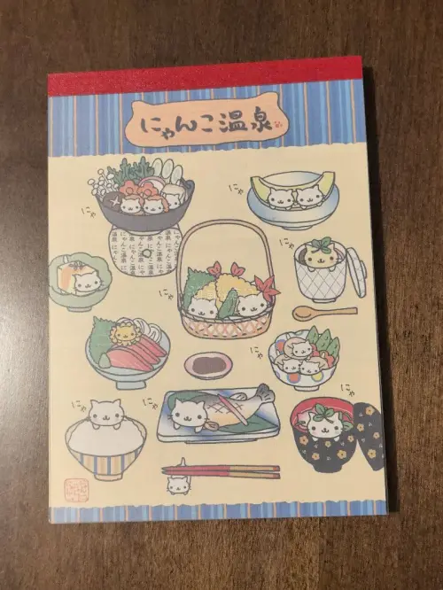 在挖煤姬的购物体验非常棒，操作简单，很是靠谱！
作为SAN-X便签迷，这款必须收入囊中！“にゃんこ温泉”的可爱和风便签本，整体是暖萌的卡通风格，将软乎乎的小白猫和日式温泉、传统美食结合，把小猫藏进刺身、饭食、汤碗等各类餐食容器里，搭配软萌的“にゃ”小标注，画风治愈又...