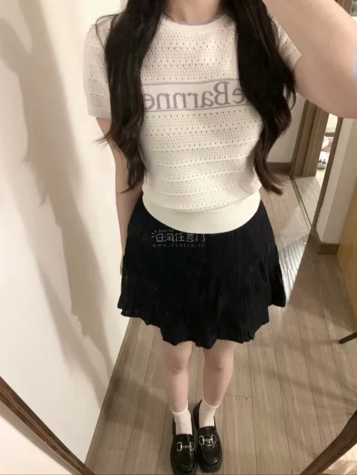 被韩系博主种草入的这件针织短T✨
镂空针织的肌理感很精致，面料软软的，透气性很好，三伏天穿也不会闷热。短款版型刚刚好，拉高腰线，显比例一绝。字母设计简约耐看，搭配半身裙、牛仔裤都很适配。做工不错没有多余线头，上身温柔又元气，韩系氛围感直接拉满，喜欢简约韩系风可以冲！...