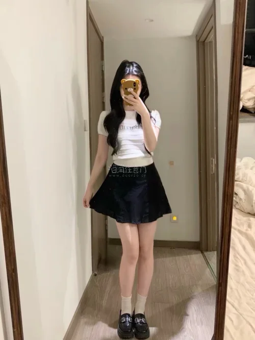 被韩系博主种草入的这件针织短T✨
镂空针织的肌理感很精致，面料软软的，透气性很好，三伏天穿也不会闷热。短款版型刚刚好，拉高腰线，显比例一绝。字母设计简约耐看，搭配半身裙、牛仔裤都很适配。做工不错没有多余线头，上身温柔又元气，韩系氛围感直接拉满，喜欢简约韩系风可以冲！...