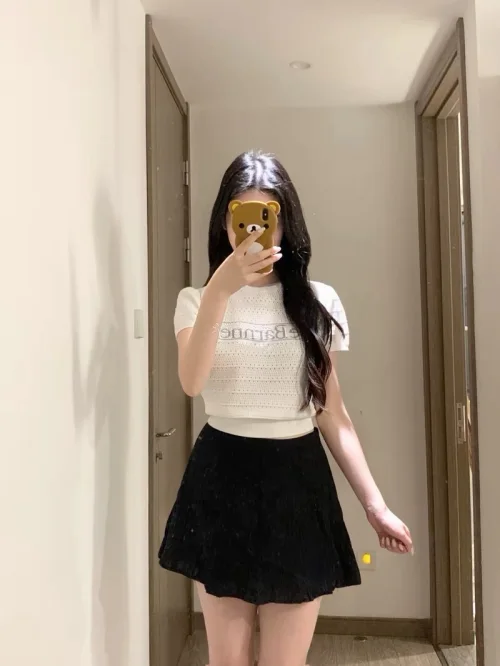 被韩系博主种草入的这件针织短T✨
镂空针织的肌理感很精致，面料软软的，透气性很好，三伏天穿也不会闷热。短款版型刚刚好，拉高腰线，显比例一绝。字母设计简约耐看，搭配半身裙、牛仔裤都很适配。做工不错没有多余线头，上身温柔又元气，韩系氛围感直接拉满，喜欢简约韩系风可以冲！...