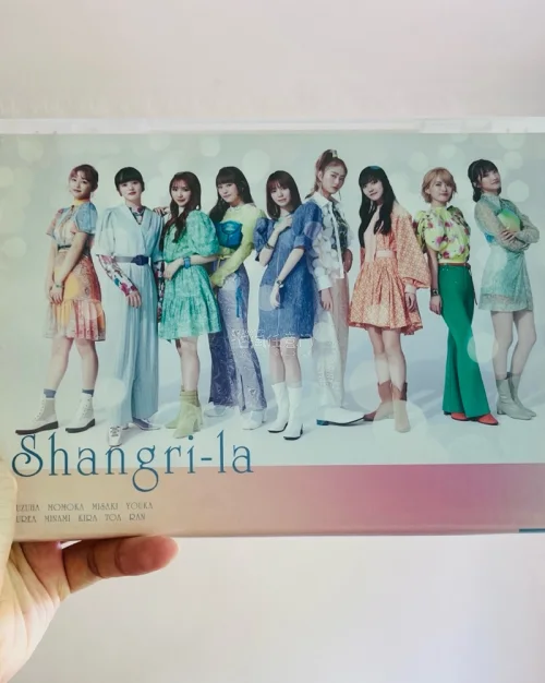 终于收到Girls²《Shangri-la》啦✨
其实是好价入的四张专，但是最喜欢Shangri-la，全员九人封面氛围感拉满，配色清爽温柔！专辑保存得很新，没有磨损压痕，卖家打包仔细，运输过程完好无损。
沟通及时，发货效率高。这首歌和整张专都超爱，完美加入我的Gi...