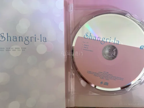 终于收到Girls²《Shangri-la》啦✨
其实是好价入的四张专，但是最喜欢Shangri-la，全员九人封面氛围感拉满，配色清爽温柔！专辑保存得很新，没有磨损压痕，卖家打包仔细，运输过程完好无损。
沟通及时，发货效率高。这首歌和整张专都超爱，完美加入我的Gi...