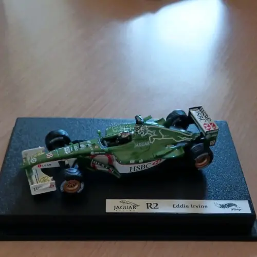 美洲虎车队2001年的赛车捷豹R2，车手埃尔文，模型来自风火轮racing系列，以前只买过迷你切和spark，没想到风火轮的老车做工也挺好的