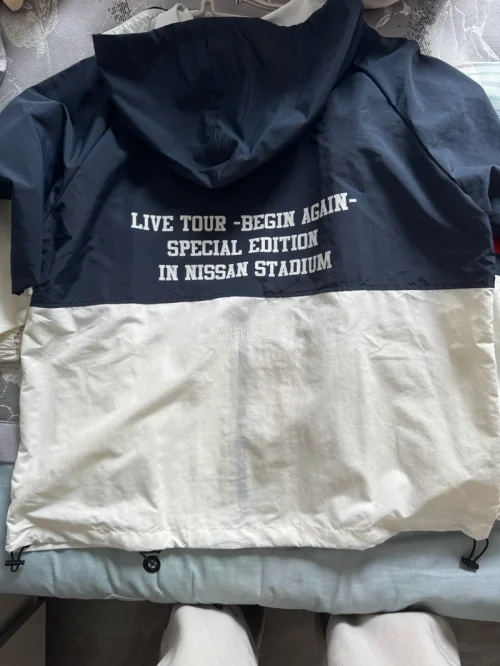 终于在淘到梦情18年日产演唱会外套。那年横滨日产体育场大雨里的舞台始终难忘，时隔多年收到，当年红海与雨中舞台历历在目，珍贵周边总算平安到手，往后好好珍藏属于允浩和昌珉的日产回忆～