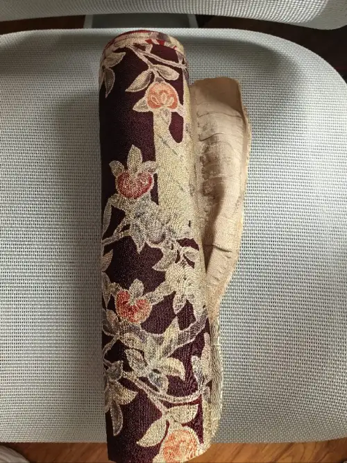 布料质感细腻，花色复古雅致，配色沉稳耐看，花纹清晰不模糊。面料垂感不错，做工规整，收到没有异味，非常满意，准备用来做和服啦！
