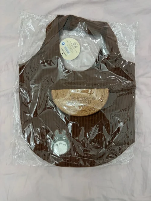 第一次体验任意门竹蜻蜓物流，从申请到到手历时19天，性价比超高，打包超棒，商品都完好无损。淘到了喜欢的间谍过家家展的贴纸和收藏扑克牌，还有超可爱的龙猫明信片和龙猫信纸以及心心念念的龙猫托特包，超级开心。分享一下我的搜索小技巧，在商品页下滑中，任意门很贴心的标注了商品...