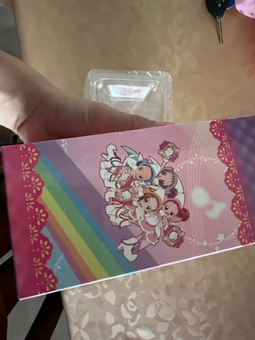 应该属于小魔女doremi韩国限定周边，非常漂亮，还原度高，而且里面的魔法果实是可以拿出来的，音乐盒播放的是小魔女doremi的OP，超级心动

