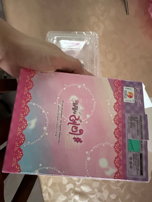 应该属于小魔女doremi韩国限定周边，非常漂亮，还原度高，而且里面的魔法果实是可以拿出来的，音乐盒播放的是小魔女doremi的OP，超级心动
