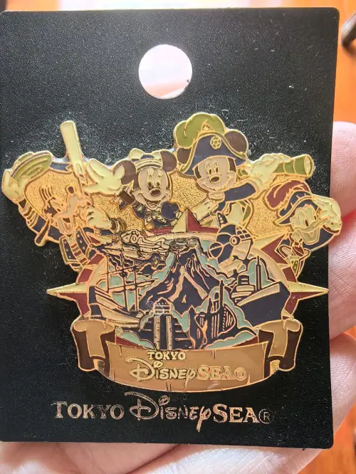 又到了一单挖煤姬快递！这次淘到的小东东年代都是想到比较早的，表面都出现了泛黄。还是我们可爱的鸭鸭巨多，还发现了噗噗的周年纪念章，很好看。就是算上运费真的有点小贵啊，希望恢复包税线！