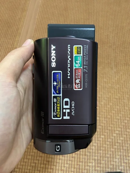 终于在挖煤姬合单淘到两台索尼复古DV！两台机子成色和卖家描述基本一致，都标注动作确认完毕，到手全部功能正常。平台合单打包很扎实，加固包装有效避免运输磕碰。两台各有特色，一台侧重大底夜景画质，另一台变焦更强、机身轻巧，自带满满的千禧年复古录像质感，用来记录生活碎片氛围...