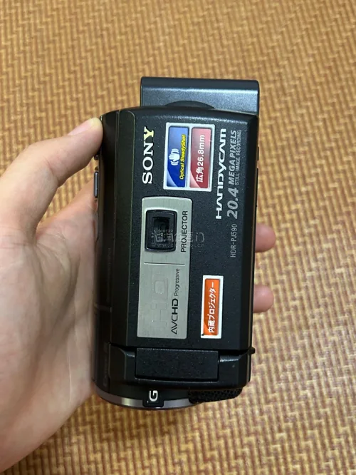 终于在挖煤姬合单淘到两台索尼复古DV！两台机子成色和卖家描述基本一致，都标注动作确认完毕，到手全部功能正常。平台合单打包很扎实，加固包装有效避免运输磕碰。两台各有特色，一台侧重大底夜景画质，另一台变焦更强、机身轻巧，自带满满的千禧年复古录像质感，用来记录生活碎片氛围...