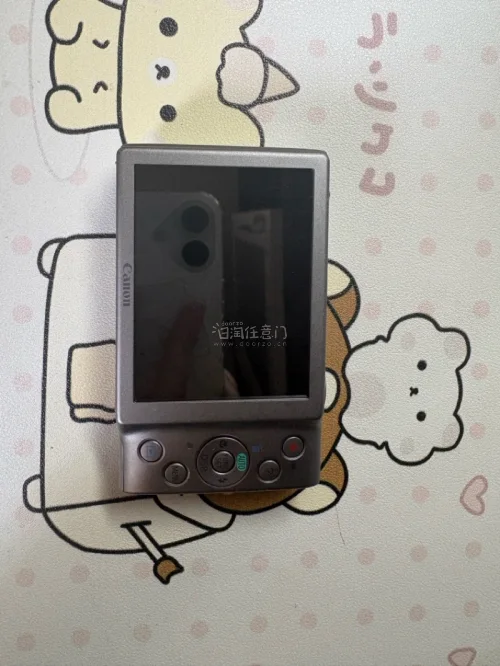 谁懂CCD爱好者找机器的痛！想要成色好、功能完好、价格合适的长焦卡片机，在挖煤姬蹲了一阵子，终于拿下心心念念的佳能A4000IS，分享我的淘货小技巧，新手也可以抄作业，日淘任意门海淘真的很香！
?简单说说这台佳能A4000IS：
这台是1600万像素的便携长焦CCD...