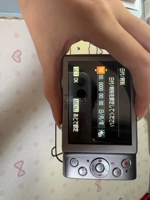 谁懂CCD爱好者找机器的痛！想要成色好、功能完好、价格合适的长焦卡片机，在挖煤姬蹲了一阵子，终于拿下心心念念的佳能A4000IS，分享我的淘货小技巧，新手也可以抄作业，日淘任意门海淘真的很香！
?简单说说这台佳能A4000IS：
这台是1600万像素的便携长焦CCD...