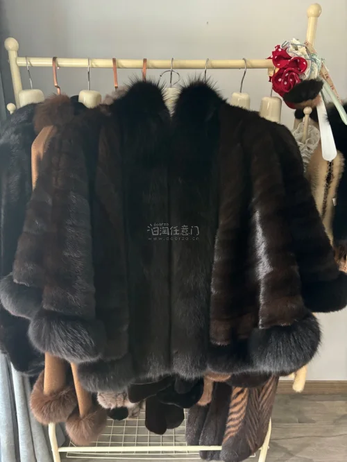 在挖煤姬上买到了一件狐狸毛拼貂皮的大摆斗篷，如果你也想总有一件斗篷，那么用这个词：ファーポンチョ，每天都刷新一下，总能蹲到心仪的斗篷的！如果觉得价格不划算，那就蹲下一件。总会买到心仪物品！