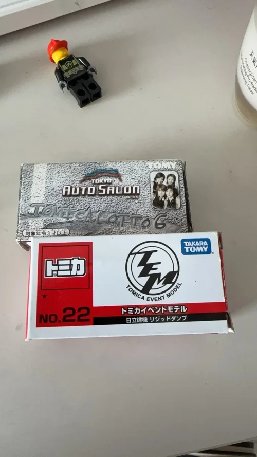 挖煤姬代购体验很不错，淘到心仪的多美卡小车。打包防护到位，中古实物成色和描述基本一致，物流更新清晰，合单方便，海淘收藏模型很省心，后续还会继续使用。