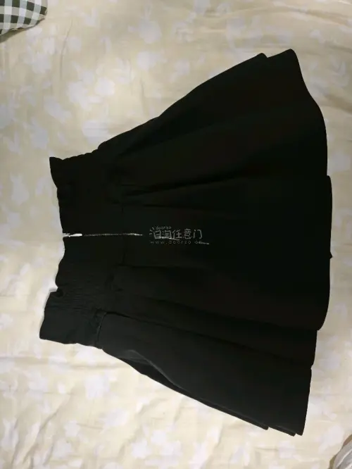 这次在挖煤姬入手了这条日牌黑色制服半裙，品相很不错，实物实拍干净整齐，内里标签完整清晰。面料挺括有型，版型正统耐看，做工扎实。物流打包稳妥，到手没有磕碰污渍，整体购物体验舒心，很满意这次淘到的中古制服裙，日常搭配衬衫特别合适。