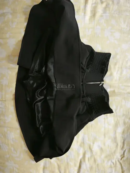 这次在挖煤姬入手了这条日牌黑色制服半裙，品相很不错，实物实拍干净整齐，内里标签完整清晰。面料挺括有型，版型正统耐看，做工扎实。物流打包稳妥，到手没有磕碰污渍，整体购物体验舒心，很满意这次淘到的中古制服裙，日常搭配衬衫特别合适。