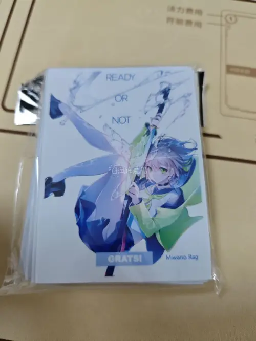 长期海淘的日系TCG卡套，品控一如既往稳定。原装未拆封，品相完好，裁切工整无毛边，做工细节拉满。材质软硬适中，韧性十足，反复插拔不会磨损卡牌边角，防刮防氧化效果出色。哑光磨砂背面摩擦力适中，切牌、洗牌手感极佳，对局操作更顺手，长时间握持也不闷手。高清透明面罩通透无杂...