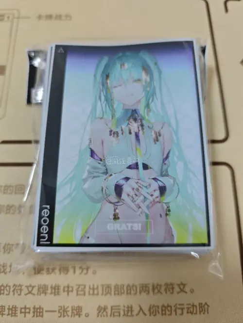 长期海淘的日系TCG卡套，品控一如既往稳定。原装未拆封，品相完好，裁切工整无毛边，做工细节拉满。材质软硬适中，韧性十足，反复插拔不会磨损卡牌边角，防刮防氧化效果出色。哑光磨砂背面摩擦力适中，切牌、洗牌手感极佳，对局操作更顺手，长时间握持也不闷手。高清透明面罩通透无杂...