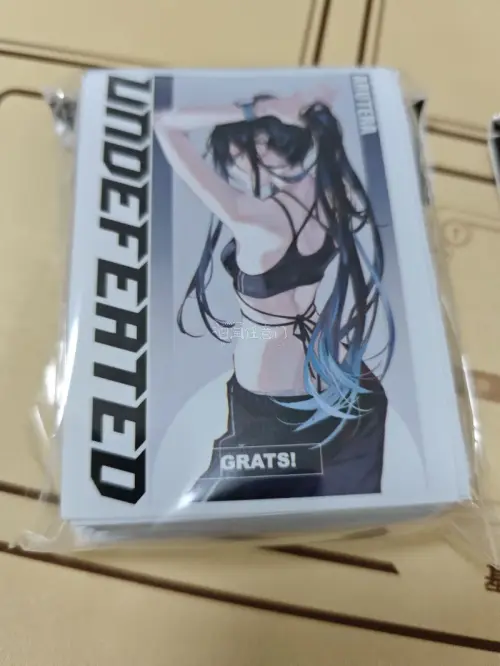 长期海淘的日系TCG卡套，品控一如既往稳定。原装未拆封，品相完好，裁切工整无毛边，做工细节拉满。材质软硬适中，韧性十足，反复插拔不会磨损卡牌边角，防刮防氧化效果出色。哑光磨砂背面摩擦力适中，切牌、洗牌手感极佳，对局操作更顺手，长时间握持也不闷手。高清透明面罩通透无杂...