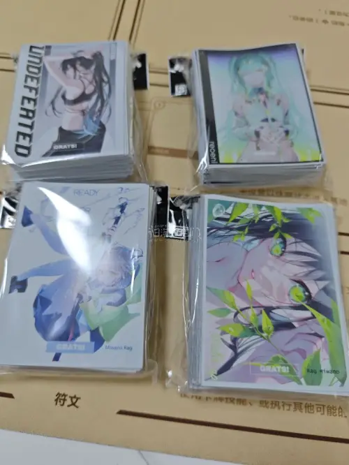 长期海淘的日系TCG卡套，品控一如既往稳定。原装未拆封，品相完好，裁切工整无毛边，做工细节拉满。材质软硬适中，韧性十足，反复插拔不会磨损卡牌边角，防刮防氧化效果出色。哑光磨砂背面摩擦力适中，切牌、洗牌手感极佳，对局操作更顺手，长时间握持也不闷手。高清透明面罩通透无杂...