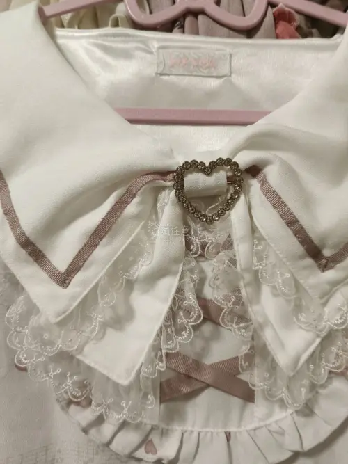 实物超级无敌可爱，而且好香的衣服啊꒰˶>ᗜ<˶꒱​
其实没什么瑕疵我感觉，而且还有手写信՞˶•⩊•˶՞
快递还是很快的，而且体验超级好啊