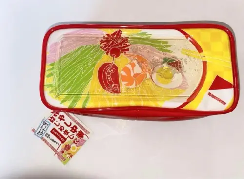 设计十分别致，经典红白国风配色复古又吸睛，硬质版型不易变形，收纳容量充足。材质触感舒适，拉链顺滑耐用，不管作为学生笔袋还是随身小物收纳包都恰到好处。卖家发货速度快，商品品相完好，实拍和实物完全一致，整体购物体验极佳，是一次很舒心的网购。