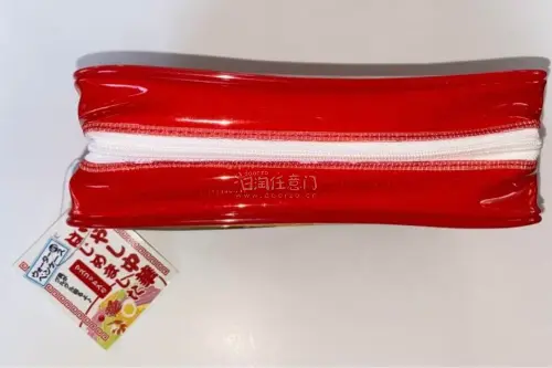 设计十分别致，经典红白国风配色复古又吸睛，硬质版型不易变形，收纳容量充足。材质触感舒适，拉链顺滑耐用，不管作为学生笔袋还是随身小物收纳包都恰到好处。卖家发货速度快，商品品相完好，实拍和实物完全一致，整体购物体验极佳，是一次很舒心的网购。