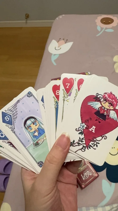 第一次用ems邮寄，速度真的非常快，包装还是一如既让的很结实牢固了
之前一直是用小航空和竹蜻蜓邮寄，第一次用ems没想到也这么好，支持挖煤机嘿嘿
这个知世挂件超级可爱诶，魔法骑士的扑克牌超级新，明信片和绅士同盟质量也绝好，这波非常开心