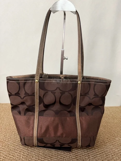 这次在挖煤姬一次性入手CK托特包、Coach托特包还有两只Burberry手拿包，整体购物体验特别舒心。商品实拍成色如实描述，没有夸大瑕疵，平台打包严实，长途海运下来包包完好无损，物流轨迹实时可查，代切流程省心靠谱。几款中古包质感都很棒，做工扎实复古耐看，价格对比国...