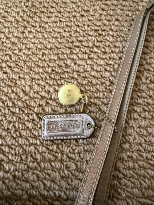 这次在挖煤姬一次性入手CK托特包、Coach托特包还有两只Burberry手拿包，整体购物体验特别舒心。商品实拍成色如实描述，没有夸大瑕疵，平台打包严实，长途海运下来包包完好无损，物流轨迹实时可查，代切流程省心靠谱。几款中古包质感都很棒，做工扎实复古耐看，价格对比国...