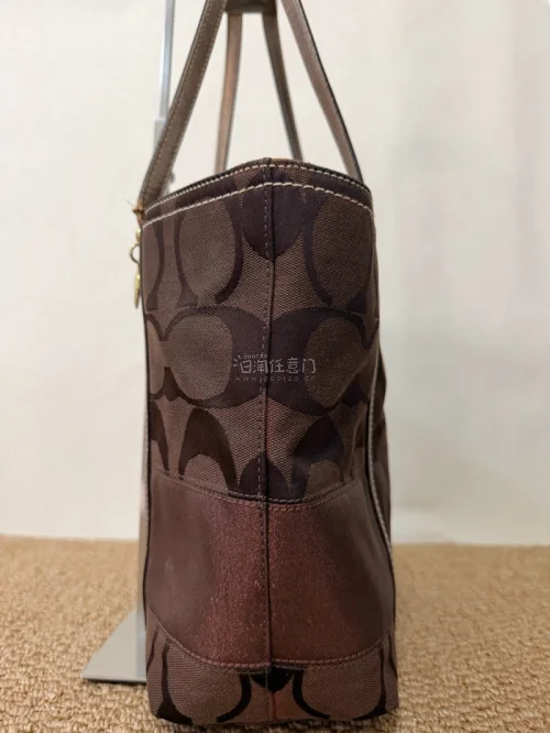 这次在挖煤姬一次性入手CK托特包、Coach托特包还有两只Burberry手拿包，整体购物体验特别舒心。商品实拍成色如实描述，没有夸大瑕疵，平台打包严实，长途海运下来包包完好无损，物流轨迹实时可查，代切流程省心靠谱。几款中古包质感都很棒，做工扎实复古耐看，价格对比国...