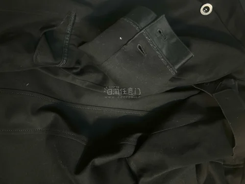 这件衣服的质量是非常的好的，在挖煤姬上买的他家的客服服务也非常得好路线选择也非常的多元化，会继续使用挖煤姬的非常满意的一次购物