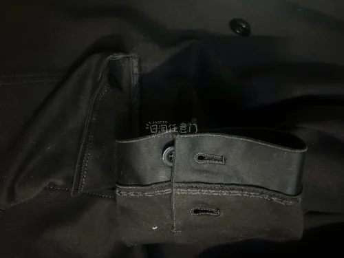 这件衣服的质量是非常的好的，在挖煤姬上买的他家的客服服务也非常得好路线选择也非常的多元化，会继续使用挖煤姬的非常满意的一次购物