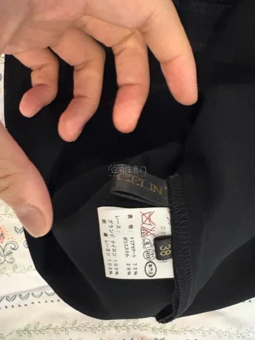 最近购入的Chriscelin黑色蕾丝连衣裙和Muji隔离防晒到啦！这个连衣裙品牌是一个华人在日本创办的，原价五六万日元，被我好价拿下，而且还是孤品，全网找不到，非常独特，上身绝美，版型很好。Muji的防晒是日本限定，其他地方买不到，隔离比一般的防晒好很多，这个黄色...