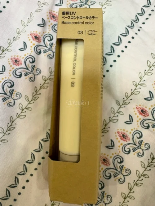 最近购入的Chriscelin黑色蕾丝连衣裙和Muji隔离防晒到啦！这个连衣裙品牌是一个华人在日本创办的，原价五六万日元，被我好价拿下，而且还是孤品，全网找不到，非常独特，上身绝美，版型很好。Muji的防晒是日本限定，其他地方买不到，隔离比一般的防晒好很多，这个黄色...